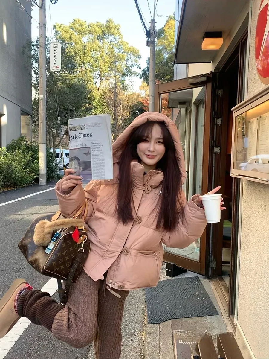 

Лимитированная серия: Теплая верхняя одежда Snow Wildern Wall Oven Du down Jaet с капюшоном и воротником-стойкой, New National Stand 90, белая.