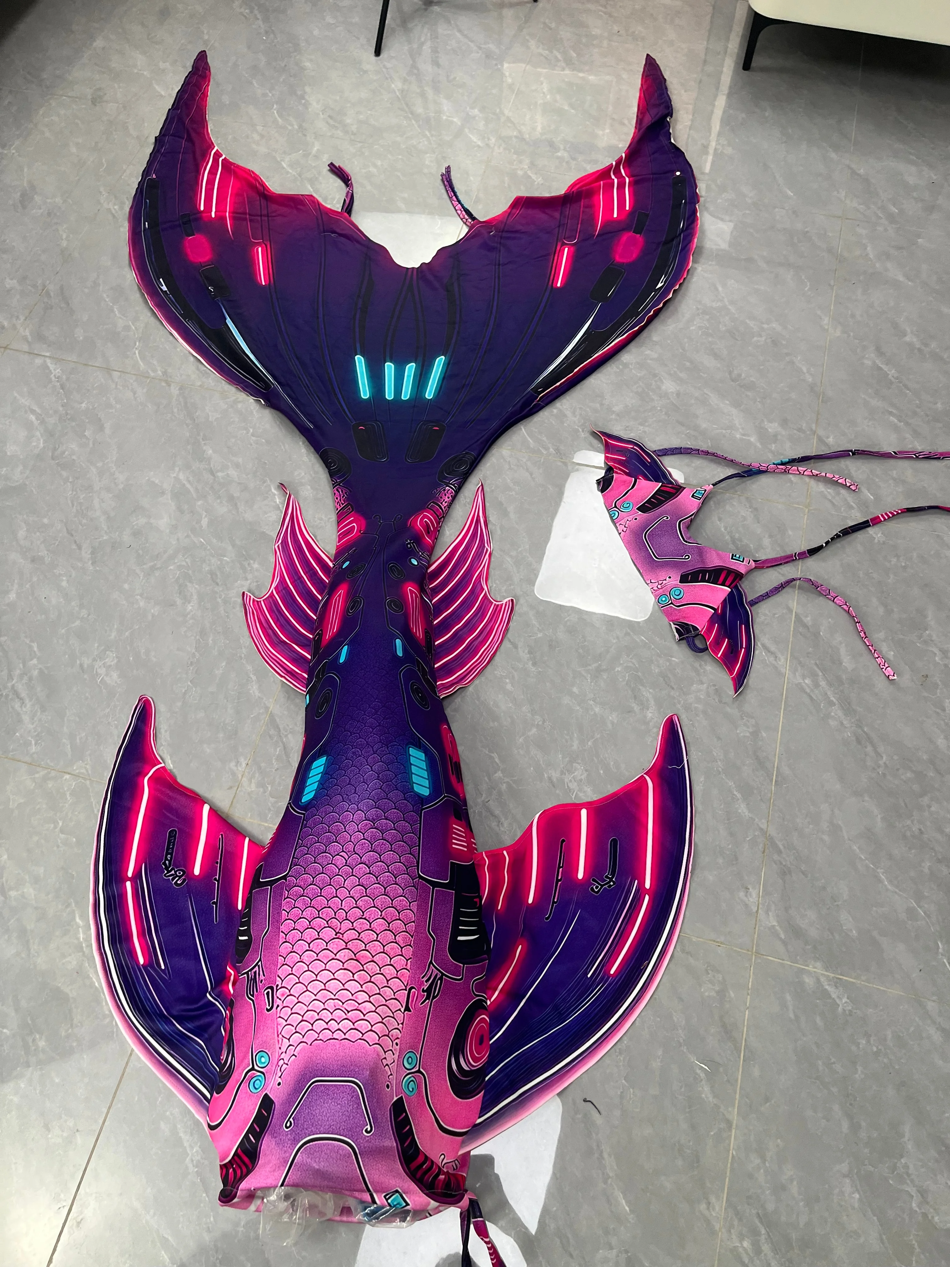 

Purple Adult Mermaid Large Fish Tail New Aquarium Free Training Mermaid Costume