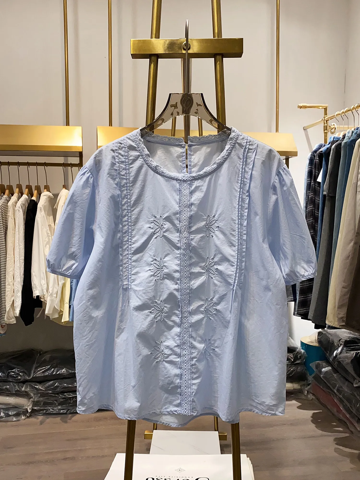 

Sweet and Gentle Loose Round Neck Floral Embroidery Ruffled Short Sleeve Top, Women's Fashionable Summer New Versatile Blouse