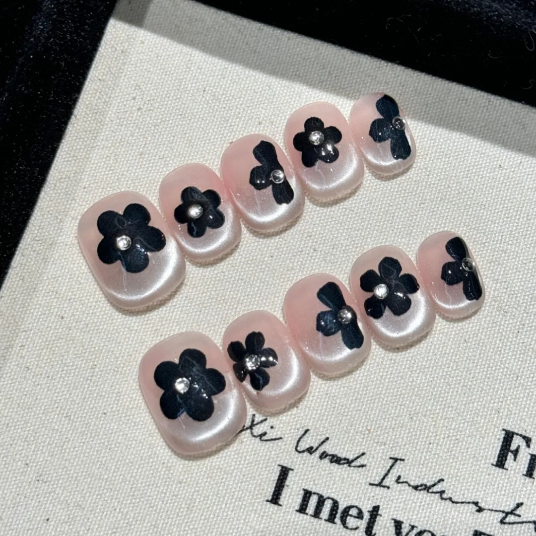 10 Stück handgefertigte, gepresste, kurze, runde Nagelkunst, schöne künstliche Nägel, glänzende rosa Katzenaugen-schwarze Blumen, geeignet für Frauen