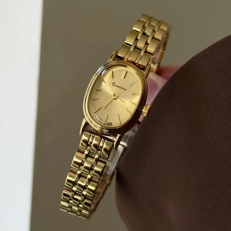 

Подержанные женские часы с красным циферблатом, золотистым ремешком из нержавеющей стали, простым дизайном цепочки, винтажные кварцевые наручные часы, маленькие золотые часы.