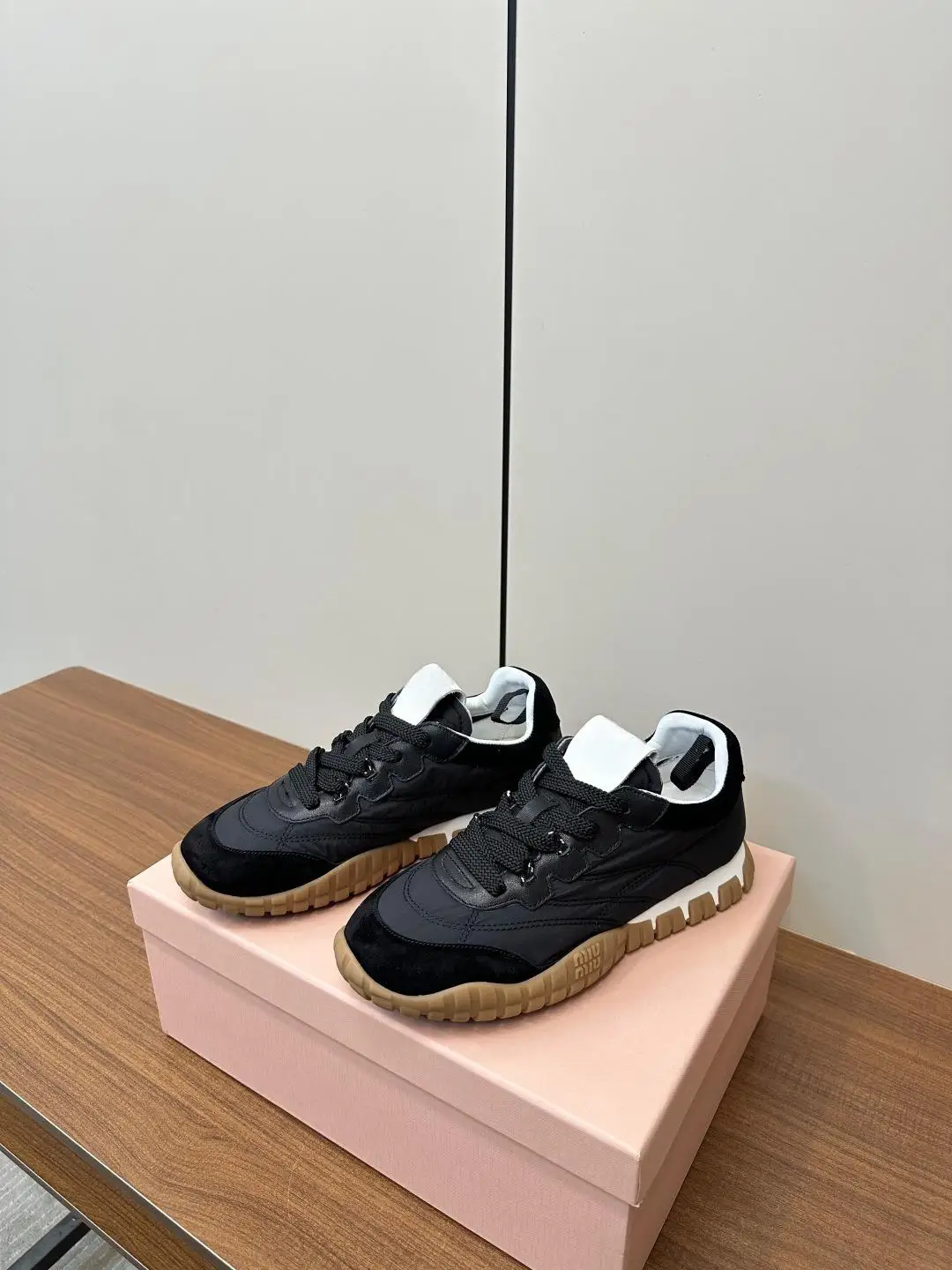 

Comfortable Height-increasing Athletic Shoes, Classic Brand Running Shoes, Versatile Casual Shoes, Made of Calfskin Leather.