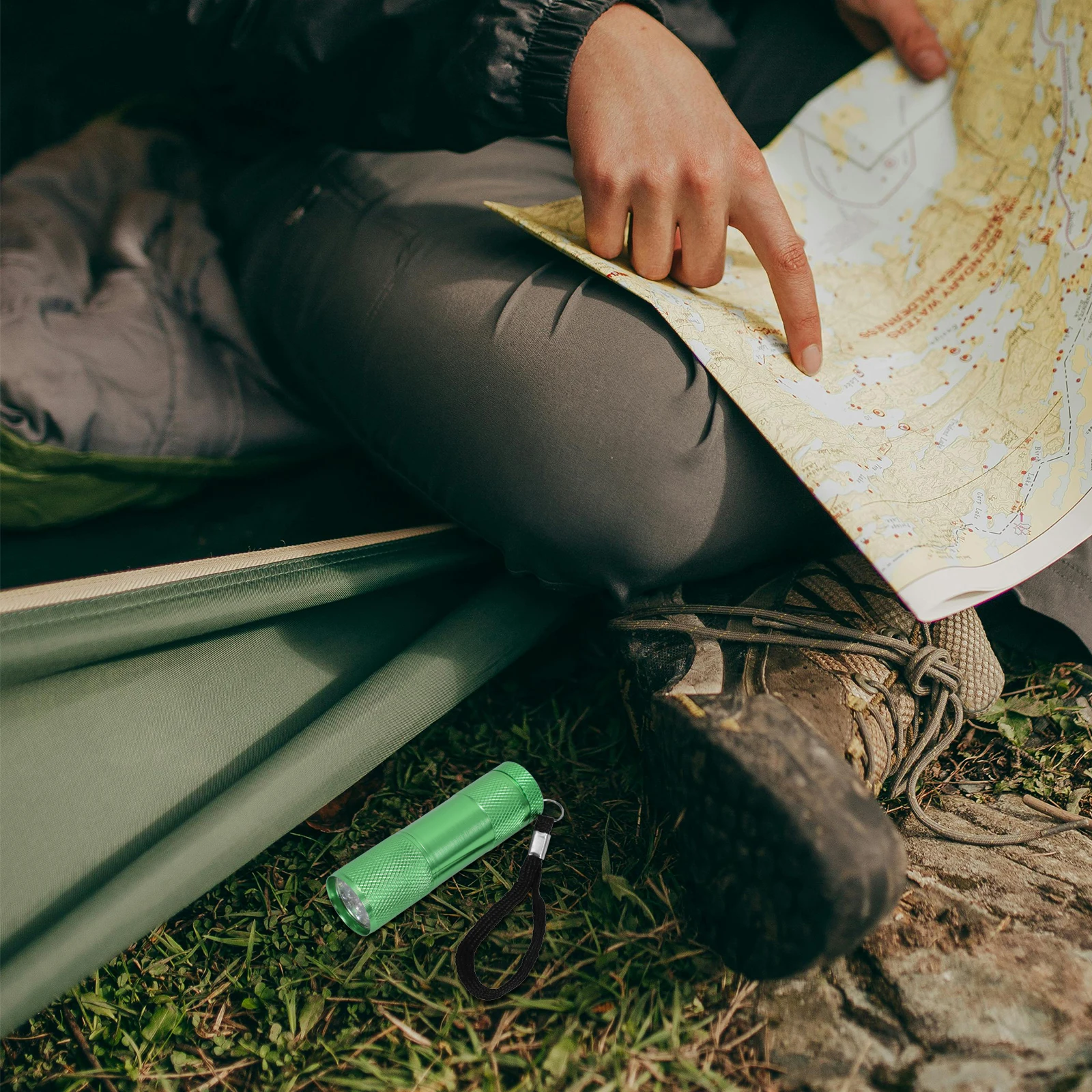 6 Buah Senter Mini Lampu Saku LED Luar Ruangan dengan Daya Tahan Lama untuk Berkemah Mendaki Gunung Perlengkapan Penting Perjalanan Bertahan Hidup