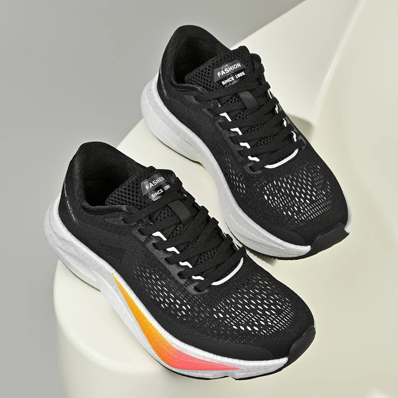 Scarpe da ginnastica in rete da uomo Le scarpe da passeggio con suola morbida sono scarpe versatili per le coppie che sono rilassate per le passeggiate in ufficio.