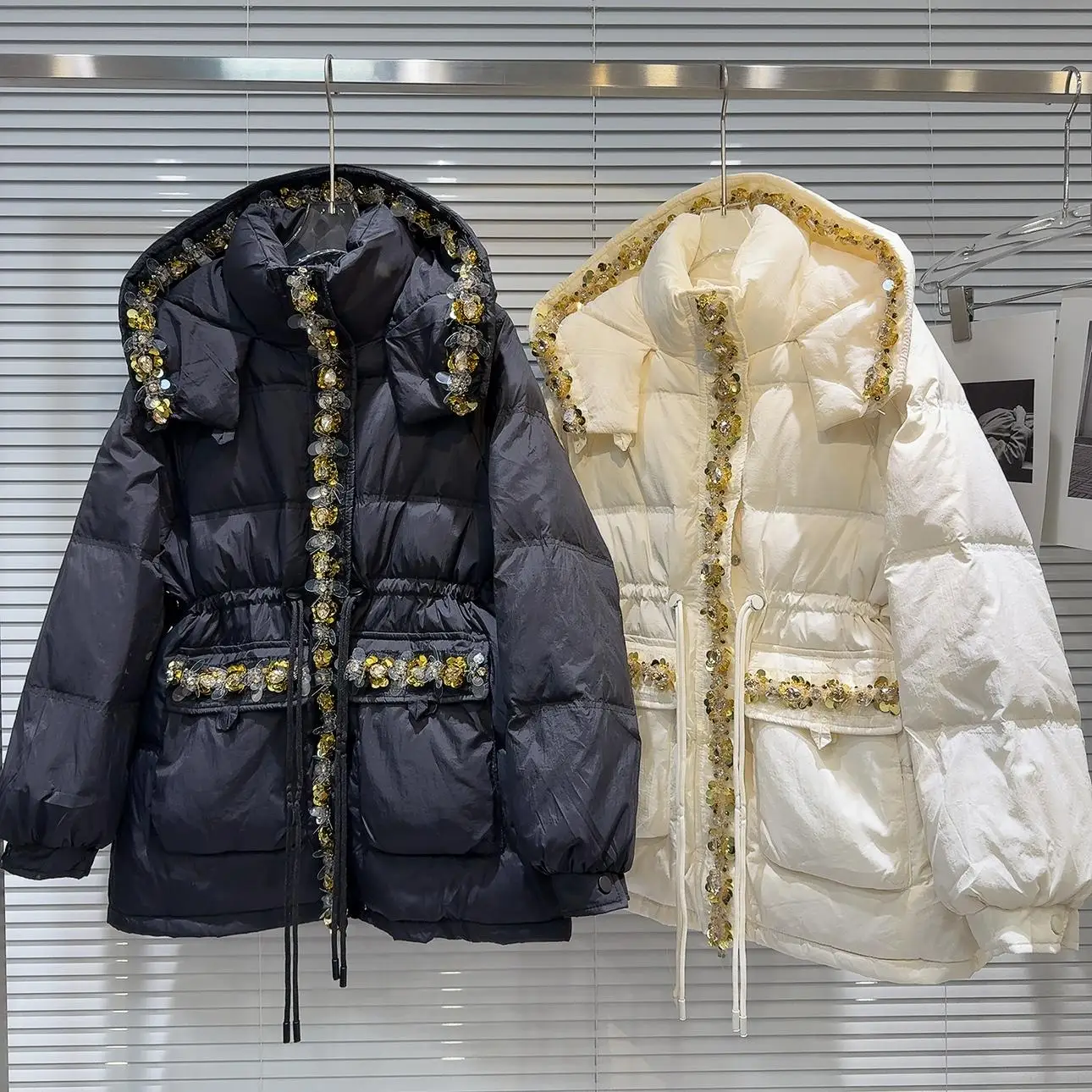 Cappotto invernale da donna Jaet in cotone pesante con coulisse in vita con finiture in paillettes calde con cappuccio lungo Sve Sweet Sle