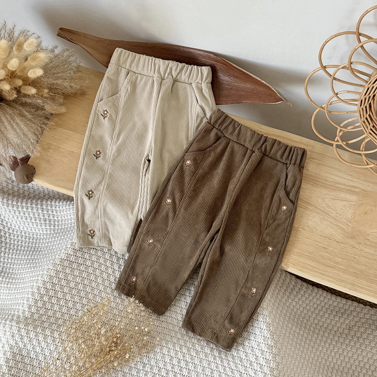 Gerippte, gerade geschnittene Hose für Babymädchen, Farbe Khaki, mit kleiner Blumenstickerei, elastischem Bund und Taschen, Freizeit-Hose für Kleinkinder, Mädchen, Frühling. – Detail 1