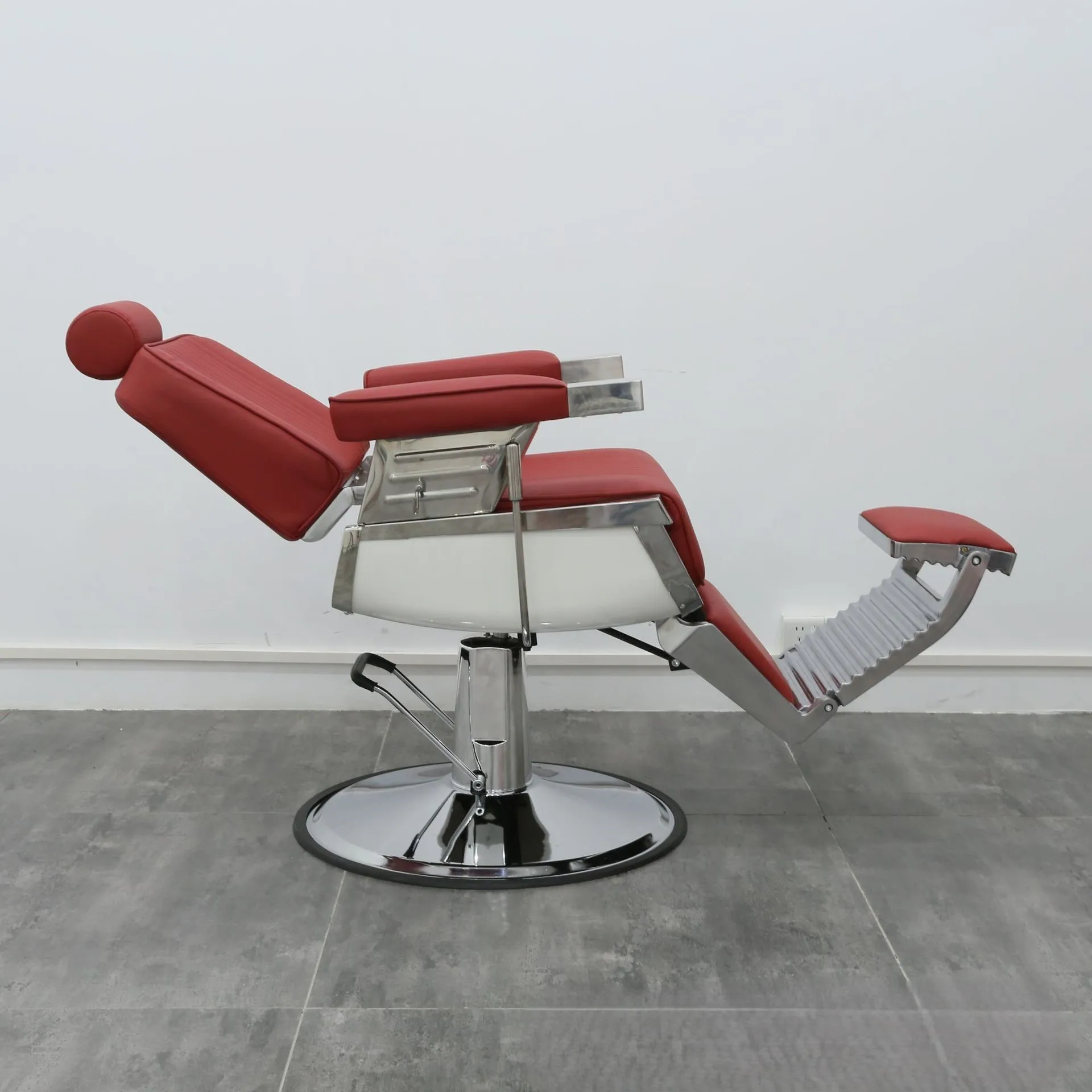 Premium Quality Metal Barber Chair Hydraulic Lift Rotatable Armrests Modern Minimalist Style For Salon Furniture Commercial Use