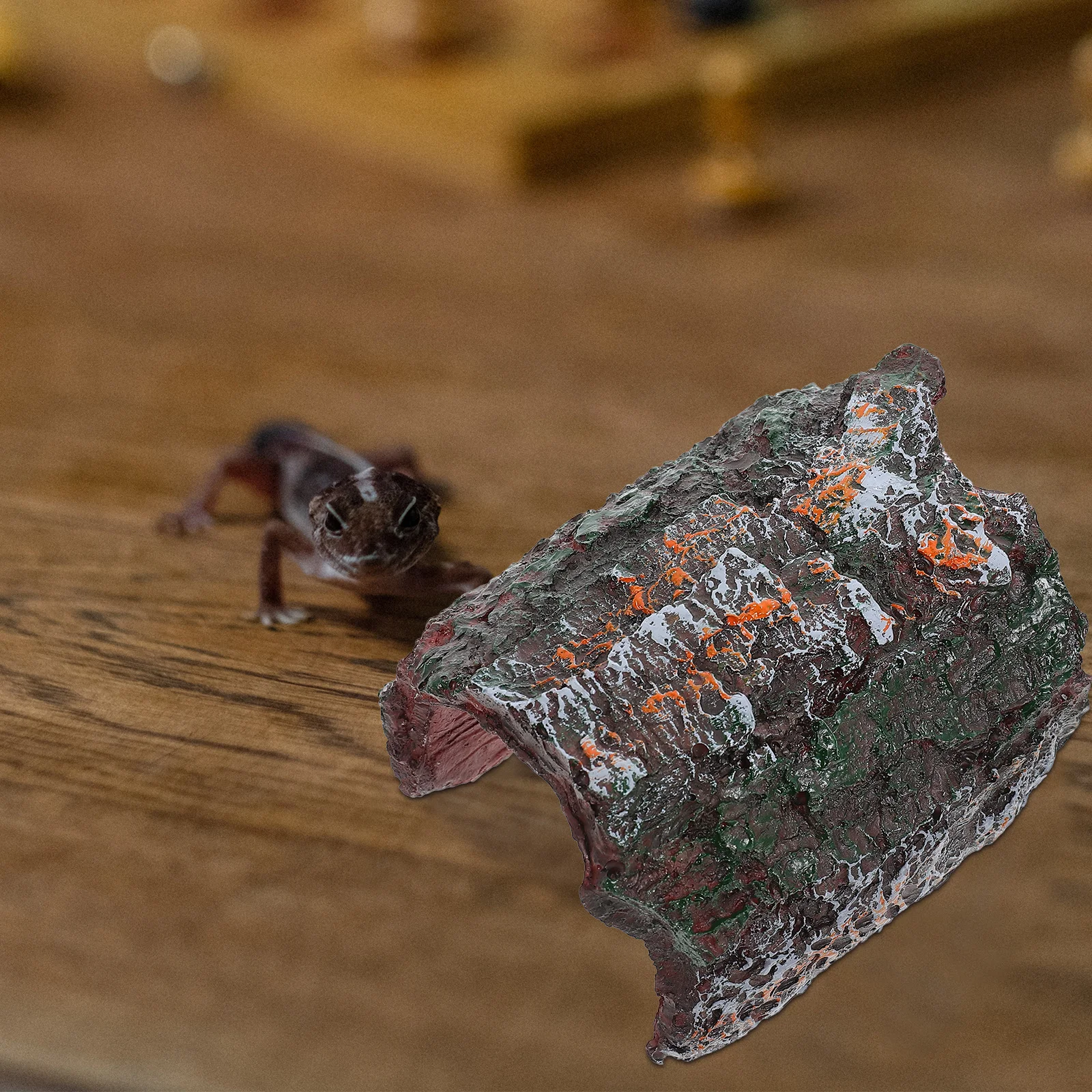 

Reptiles Hidden Resin Climbing Stand Small Multi Functional Safe Eco Friendly Creative Resin Landscape Ornament