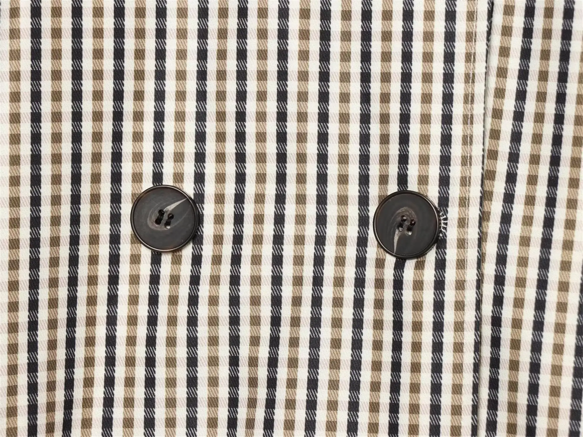 TFMLN Damen-Trenchcoat, kurz geschnitten, schick, mit Revers, doppelreihig, mit Gürtel, lange Ärmel, klassischer Karomuster-Windbreaker. – Detail 7