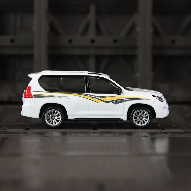 

Модель внедорожника Toyota Prado из сплава, масштаб 1:64, с высокой детализацией и тонкой отделкой, подходит для коллекционирования.