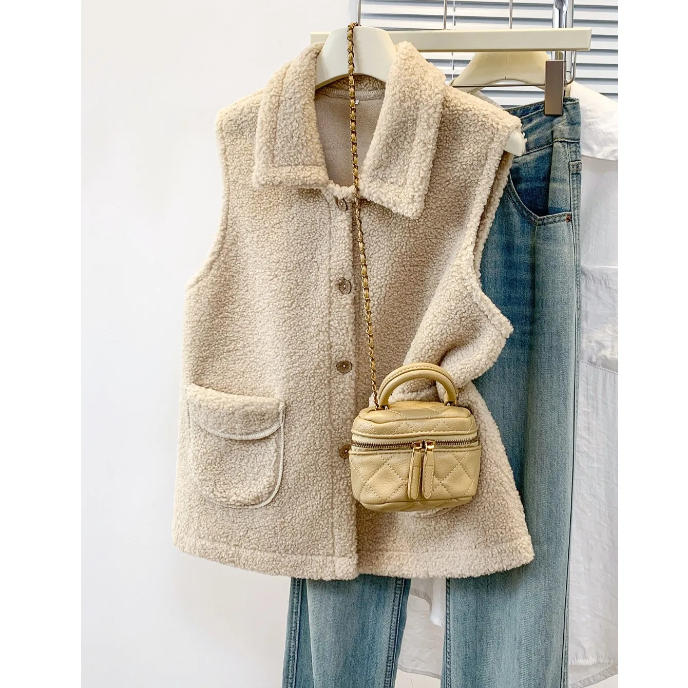 

New Large Size Leather Fur Inteated Vest Outerwear Single Button Particle Fce Lamb Fur Vest Outer 2025 Winter V-ne