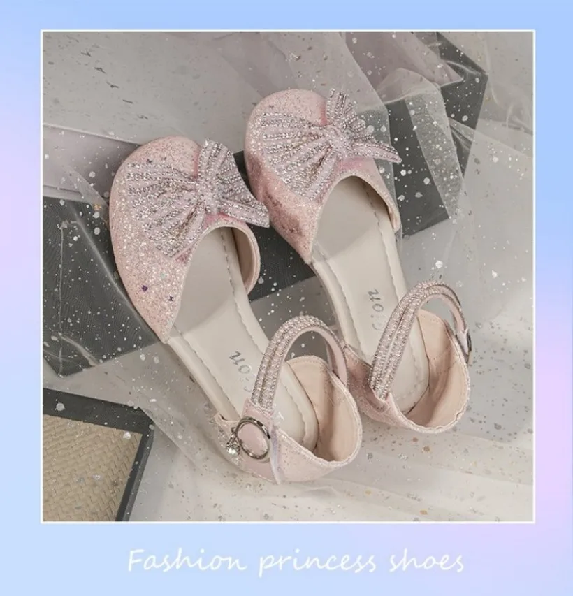 

Туфли для девочек в стиле принцессы, модные в летней коллекции 2026 года, с дизайном, украшенным пайетками и бантиками, очень стильные.