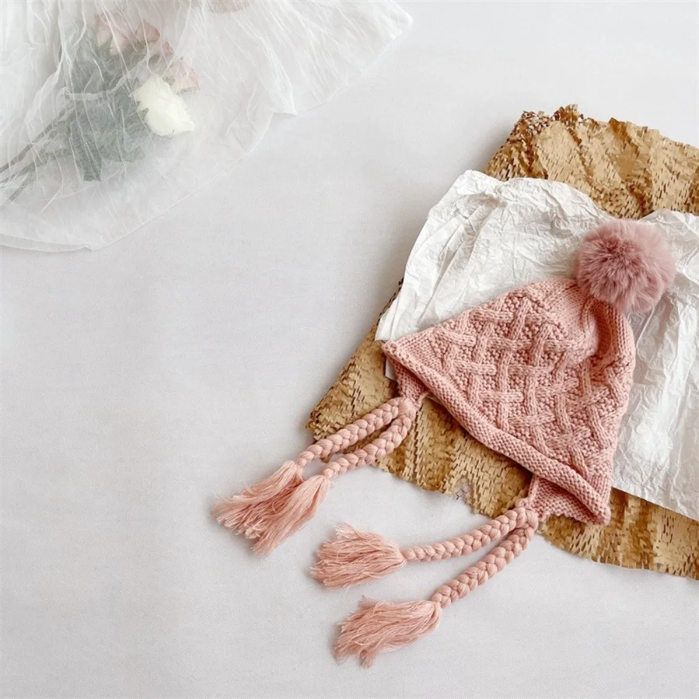 

Милая осенне-зимняя детская вязаная крючком шапка, мягкая теплая косичка с кисточками, вязаная вручную шапка, уличная защитная шапка с помпоном для ушей для мальчиков и девочек