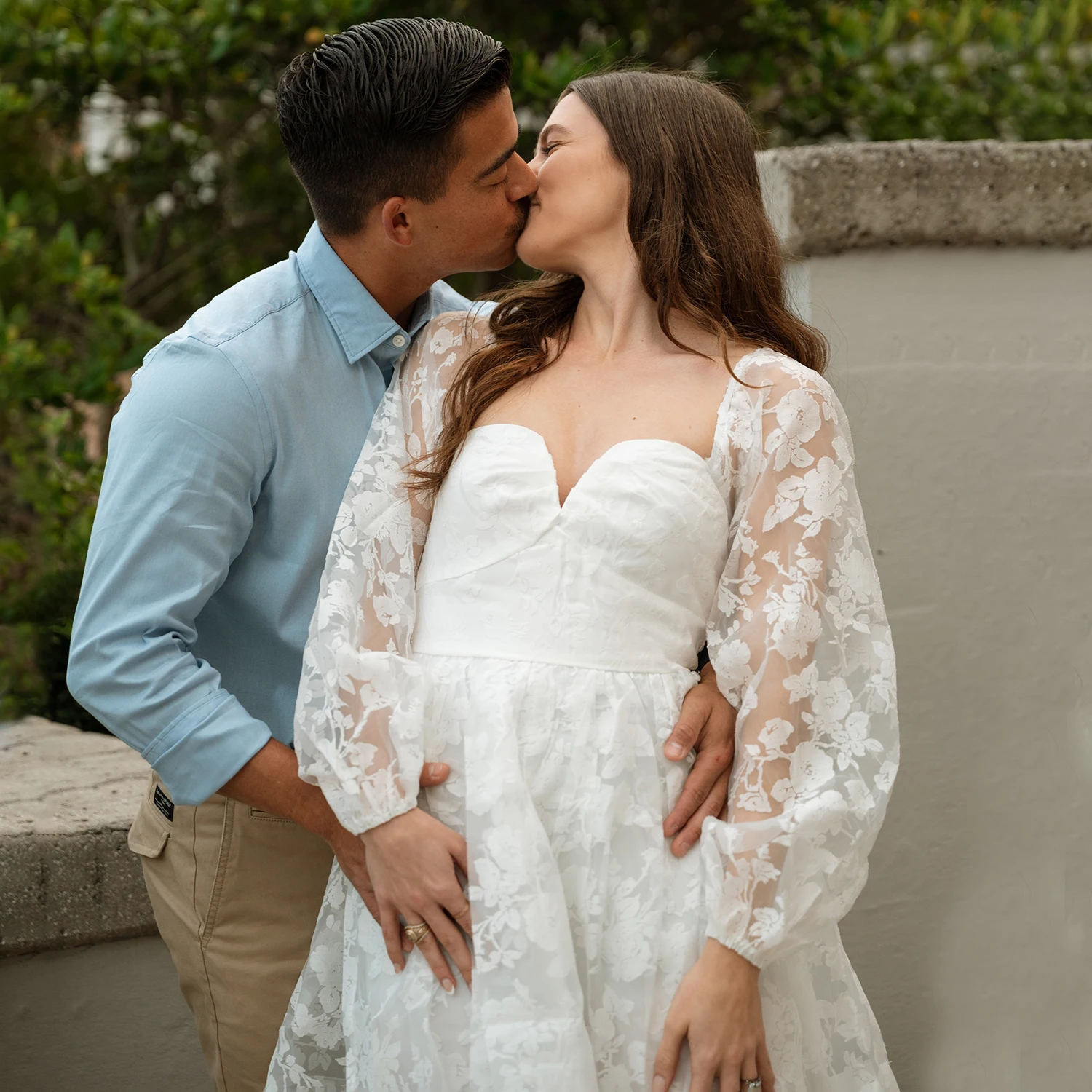 فساتين زفاف قصيرة الطول من الدانتيل على شكل قلب مخصصة مقاس كبير عاجي فوق الركبة وأكمام طويلة أسقف فستان زفاف رومانسي قصير