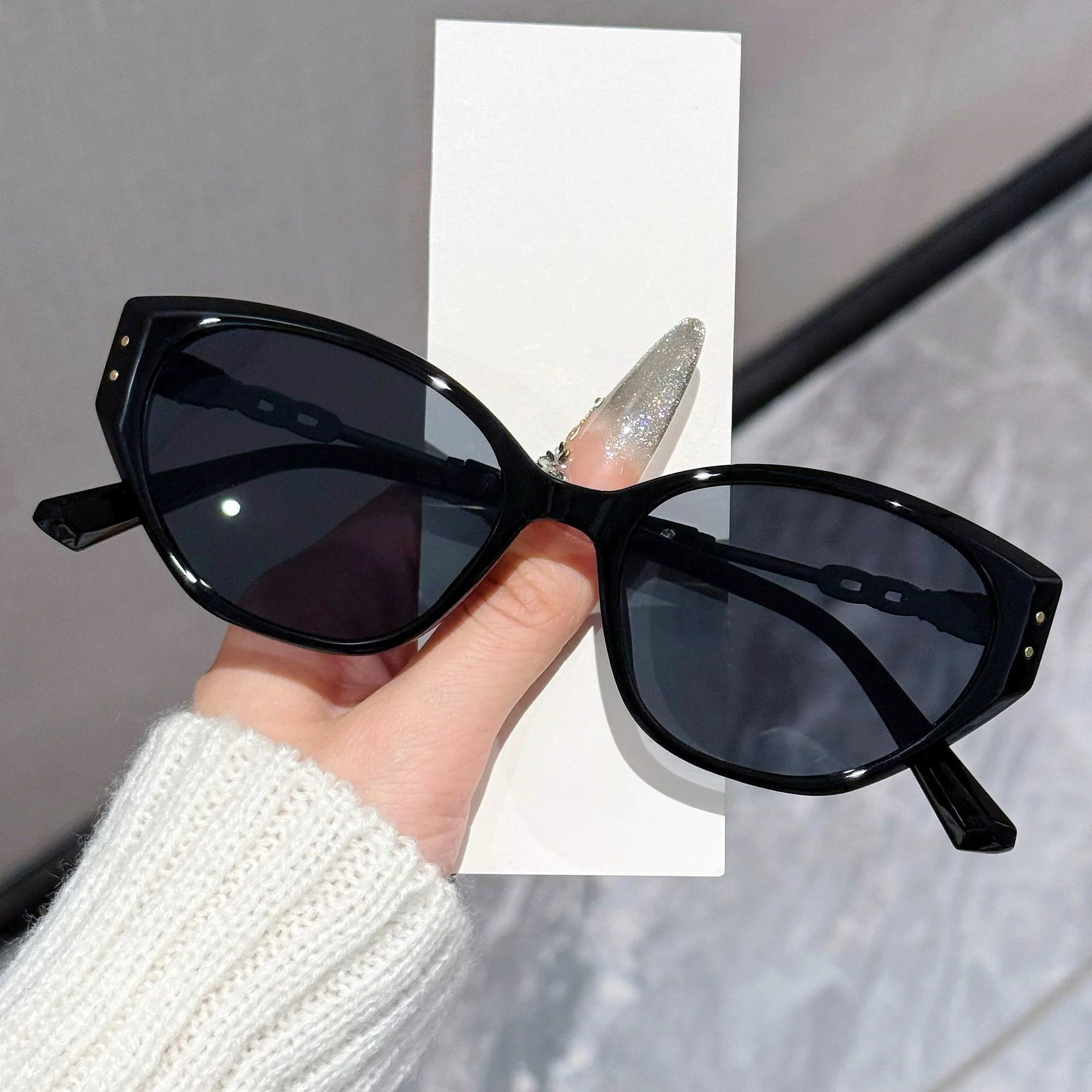Temple Rhinestone 2026 Neuer Stil Persönlichkeit Mode Katzenaugen-Sonnenbrille mit schmalem Rahmen Exquisite Sonnenbrille DS-596