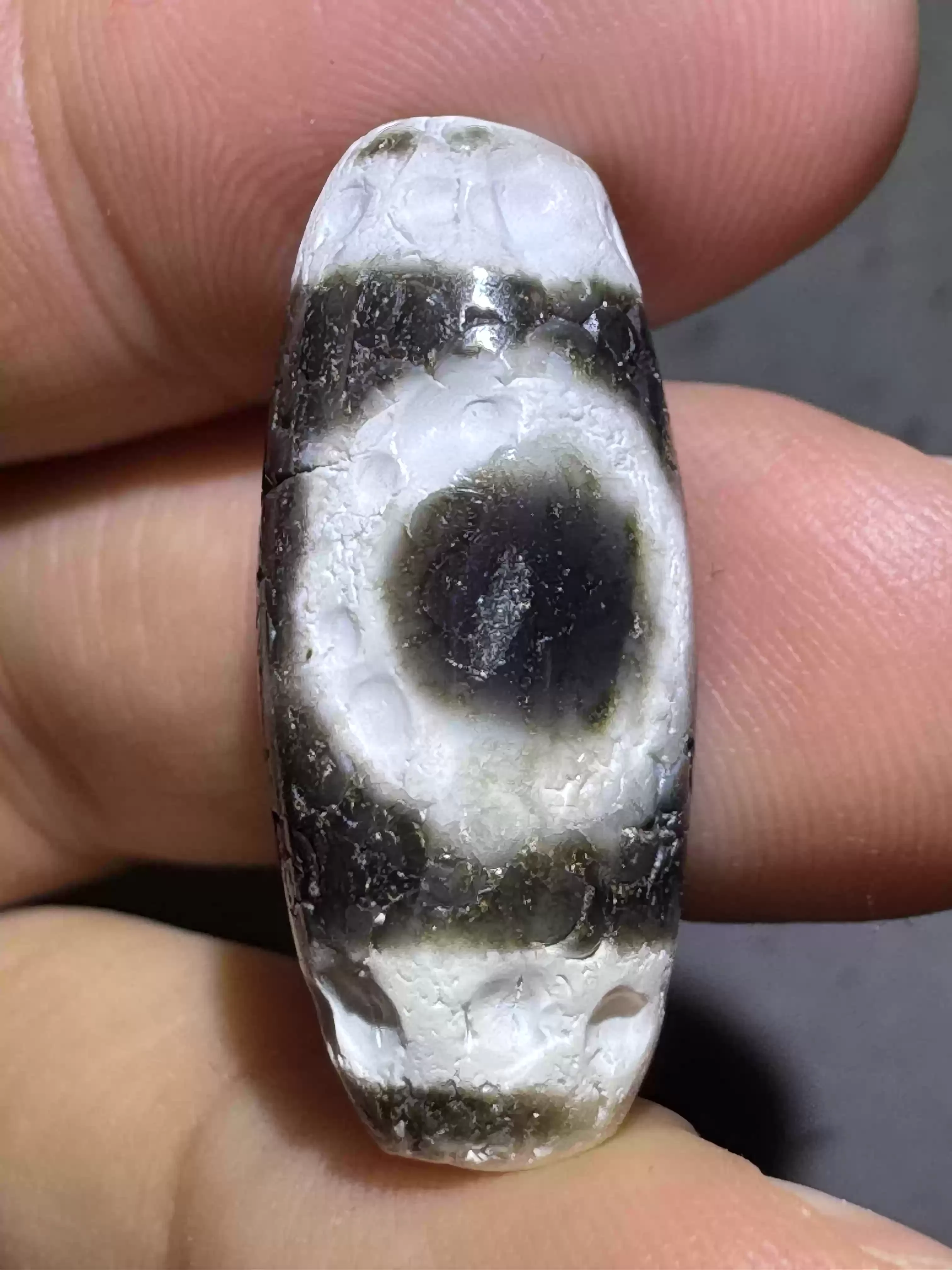 

1pcs/lot Gray calcium jade with ice crack patterns Dzi bead lotus three-eye tiger tooth nobleman etc.Ethnic style Loose beads