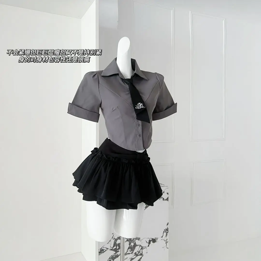 Conjunto feminino estilo universitário de verão, camisa justa com cintura curta, conjunto de saia bufante inspirado no design