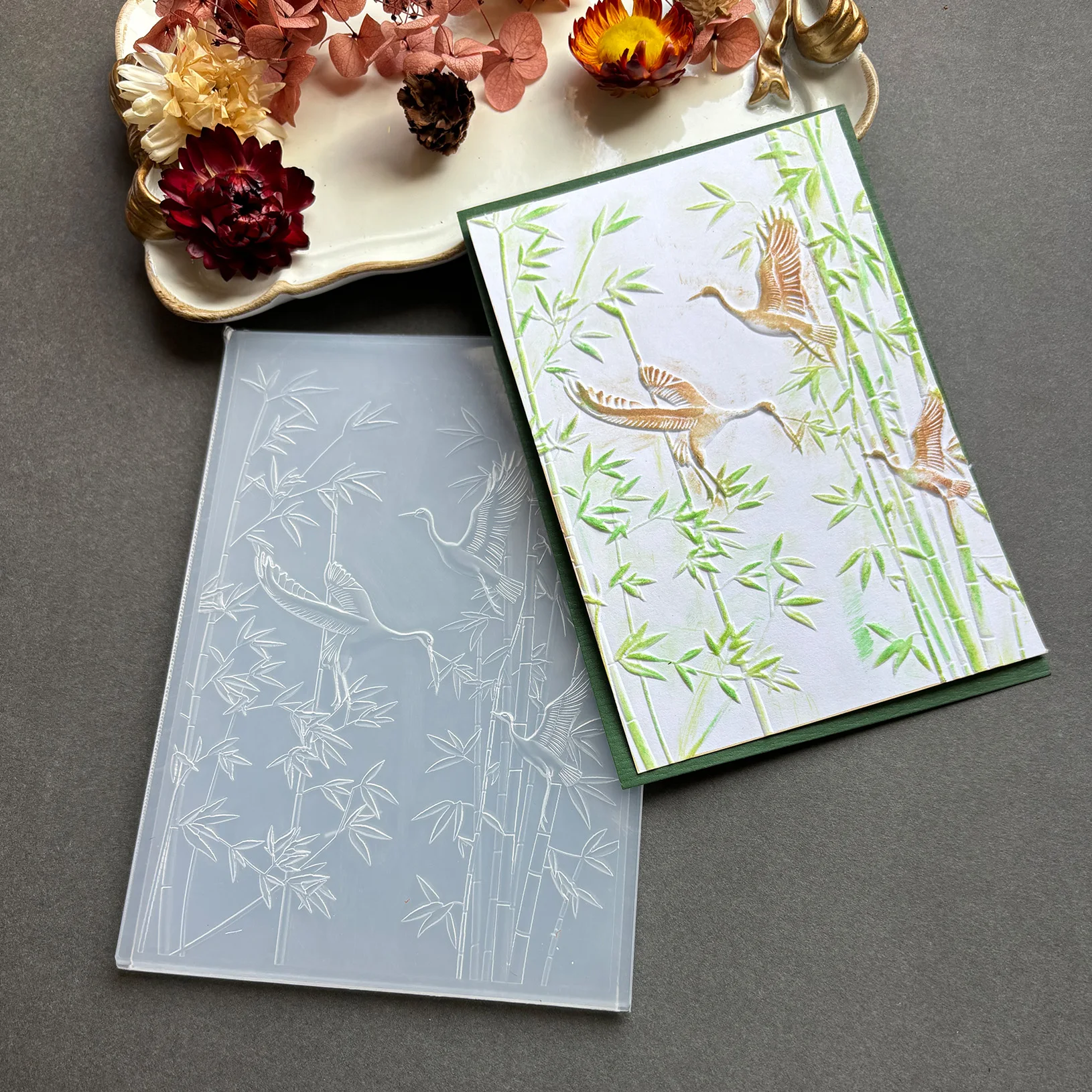 Textur-Hintergrunddesign für „Der Zauberer von Oz: Crane Dance in the Bamboo Grove“ – 3D-geprägte Kunststoffordner, Scrapbook-Papier,