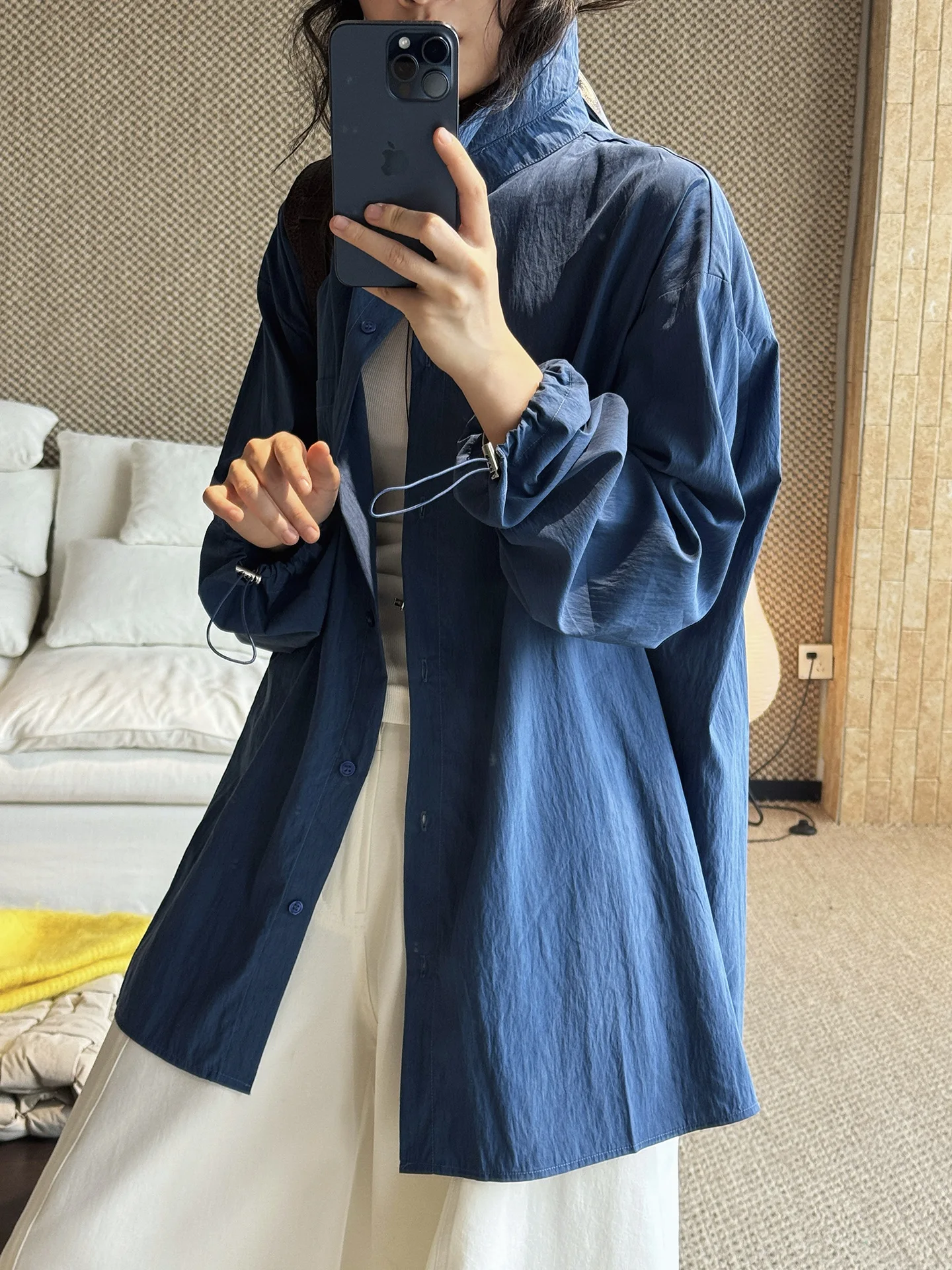 Einfaches und modisches Langarmshirt mit Revers und Kordelzug für den Vorfrühling, lockerer Silhouette und bequemem Oberteil für Damen