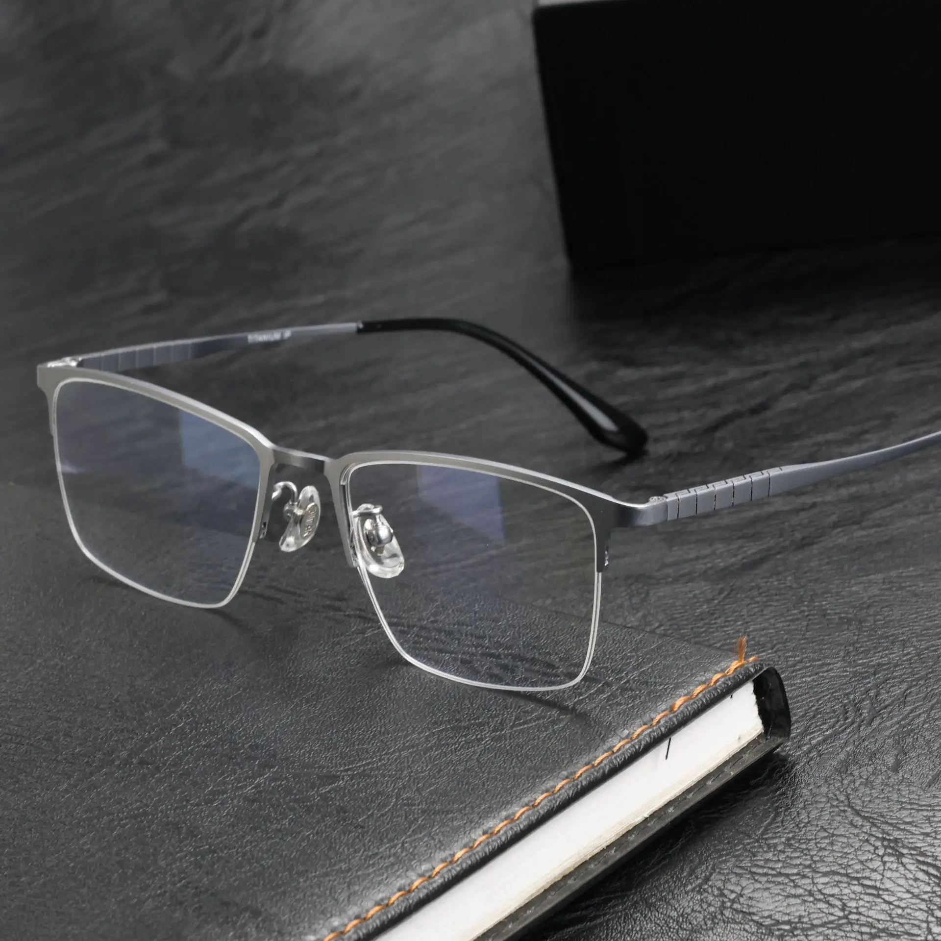 ALICIA Herren Luxus Mode Eckige Brillen Reintitan Halbrahmen-Brille Geschäfts-Optikbrille mit Sehstärke Große Größe – Detail 2
