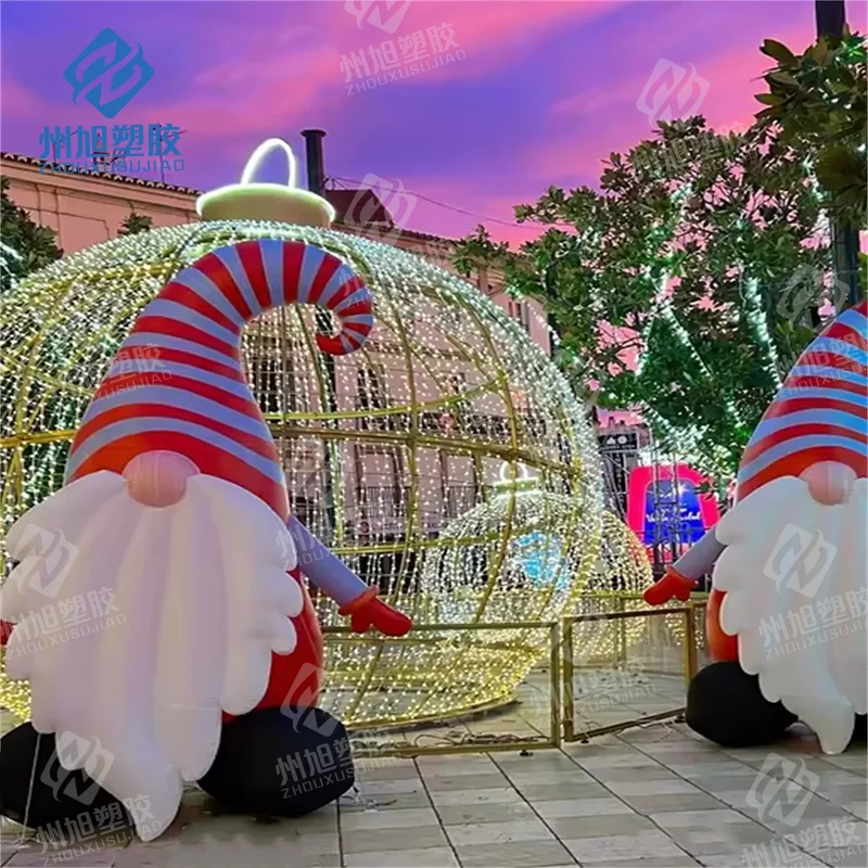 Simpatico Babbo Natale gonfiabile rosso per l'attività festiva della decorazione del centro commerciale quadrato della casa di Natale