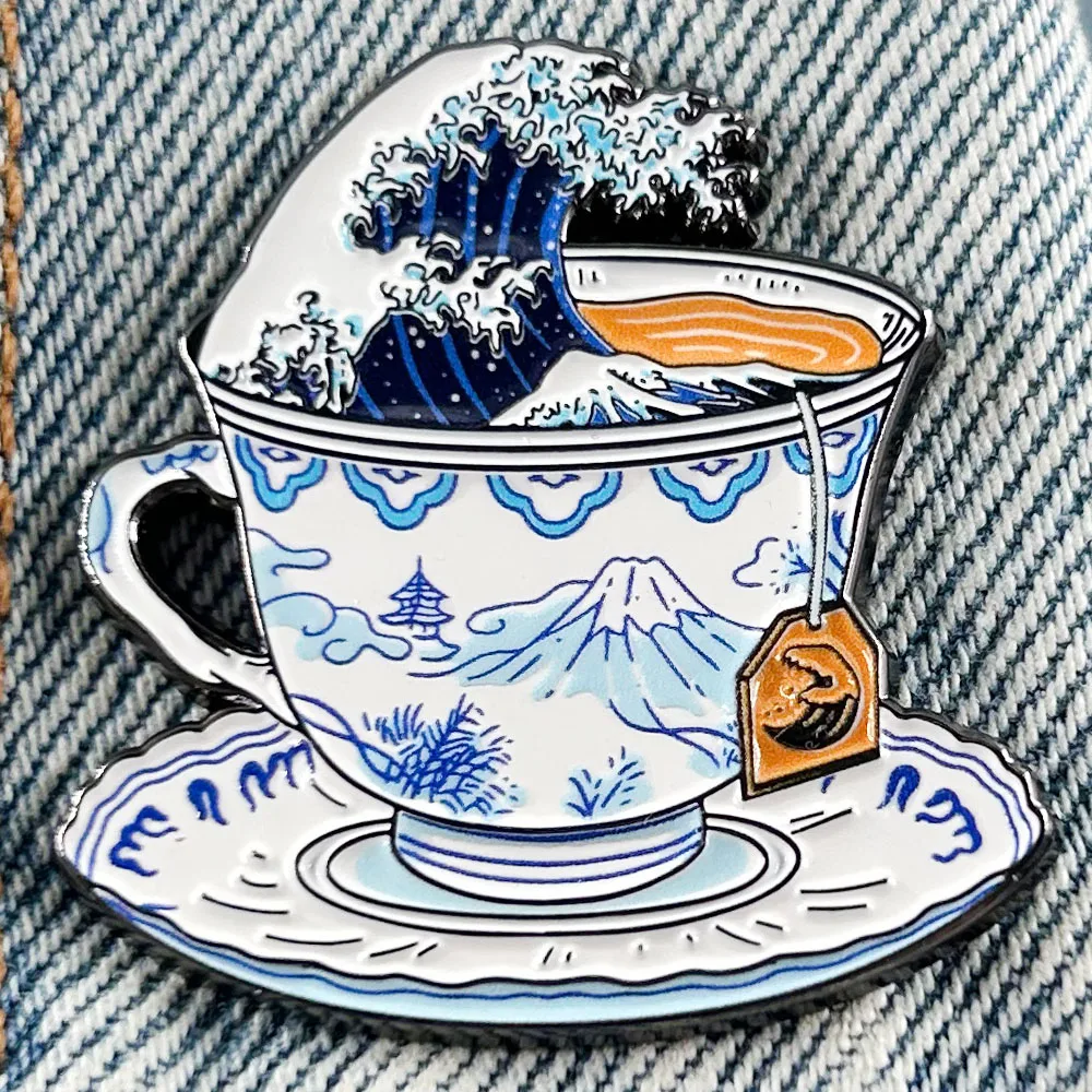 Gran ola de Kanagawa Monte Fuji té esmalte Pin tormenta en una taza de té insignia arte joyería Fans amante regalo recoger