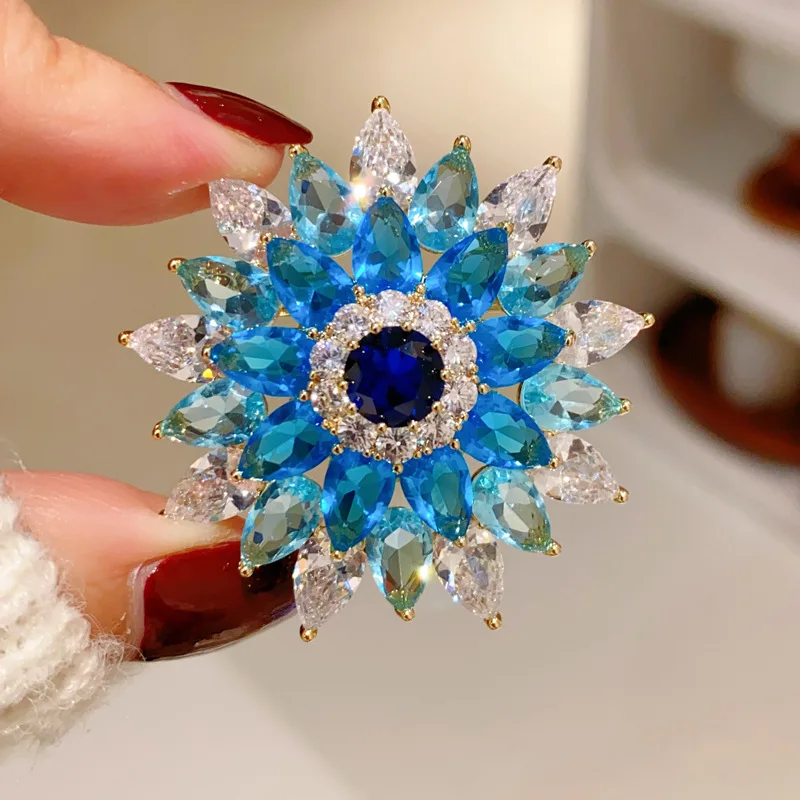 Spilla di lusso con fiocco di neve blu cielo con zirconi Micro-intarsiati per le donne Design elegante cappotto di corpetto giacca da abito