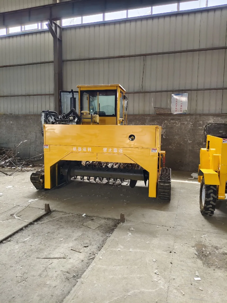 Self-propelled turner, sludge composting crawler turner
