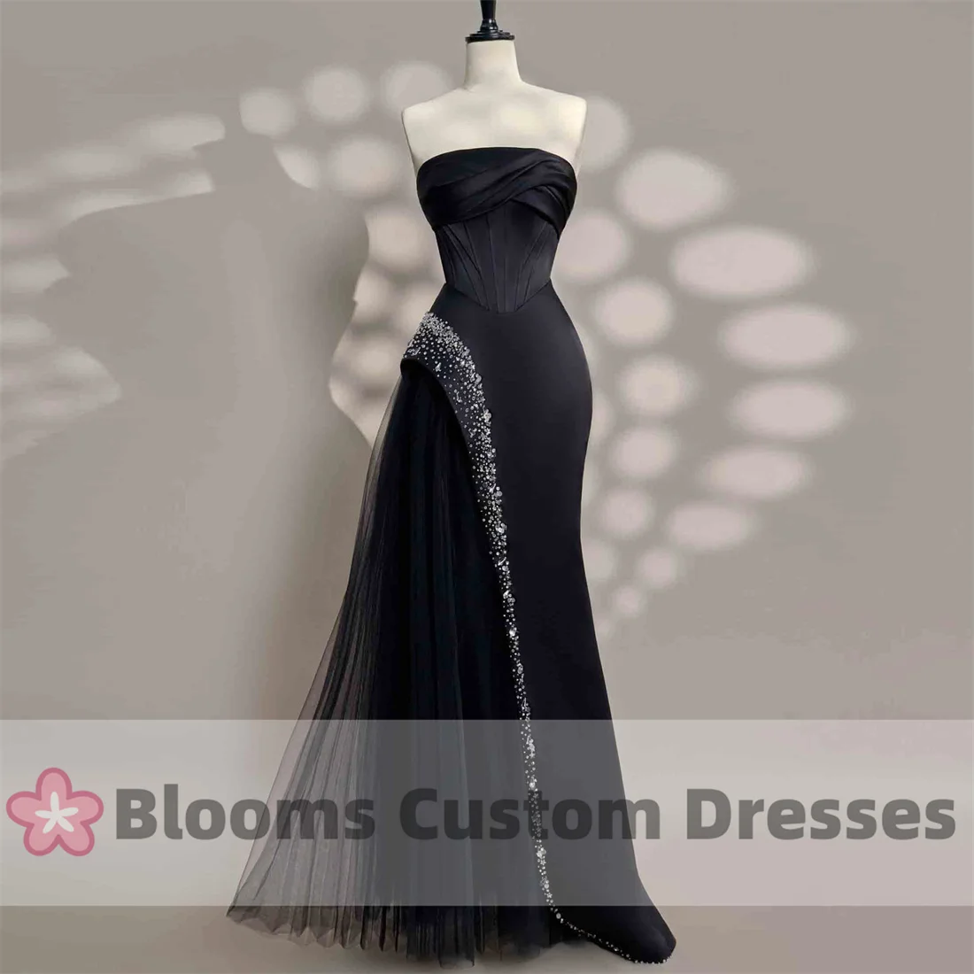 Blooms Maßgeschneiderte trägerlose schwarze Satin-Meerjungfrau-Abendkleider, perlenbesetztes Schnür-Abschlussballkleid, ärmelloses formelles Anlasskleid aus Tüll