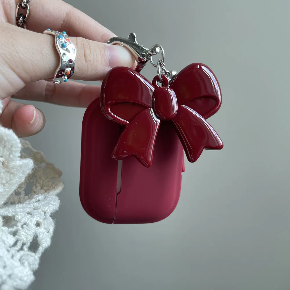 Weinrotes Silikon-Kopfhörer-Etui für AirPods 5 Pro3 2025 Hülle mit Haarball-Kirsch-Schleife Schlüsselanhänger für AirPods 2 3 4 Pro Weiche Hülle – Detail 3