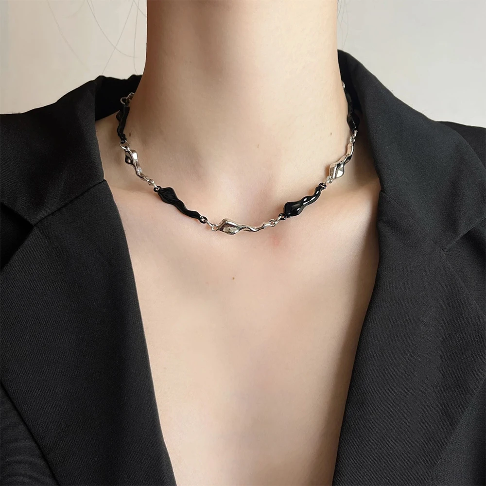 New trend metal irregular wave black and white splicing pleated necklace men and women hip-hop niche clavicle chain