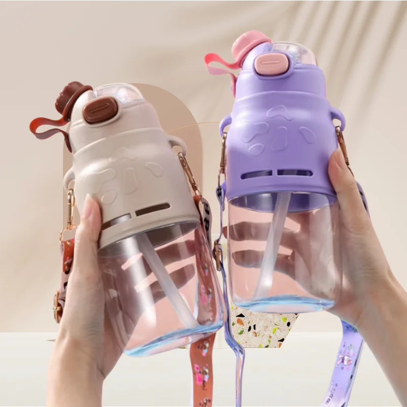 سعة كبيرة 750 مللي كوب بلاستك الأطفال الصيف الرياضة كوب ماء المحمولة حزام الكتف كوب بقشة