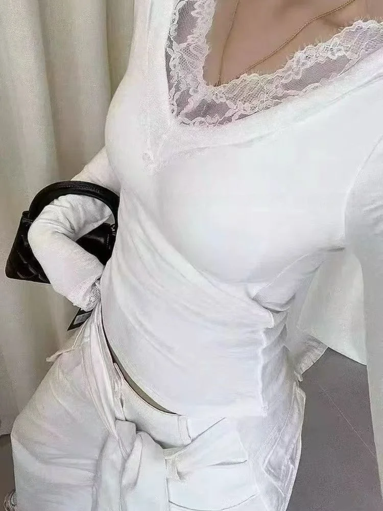 Koreańska bluzka z koronkowymi wstawkami, dekolt w serek, T-shirt damski, wygodna, bawełniana, miękka, zimowa, nowość, dopasowany krój.