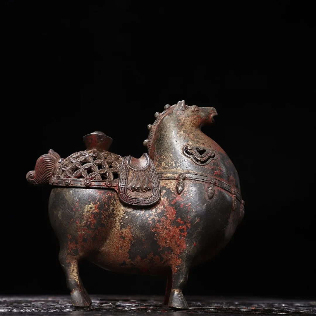 Intage collectible, decorative ornament, bronze, Tang Dynasty horse statue. Dimensions: 17 cm long, 7 cm wide, 16 cm high