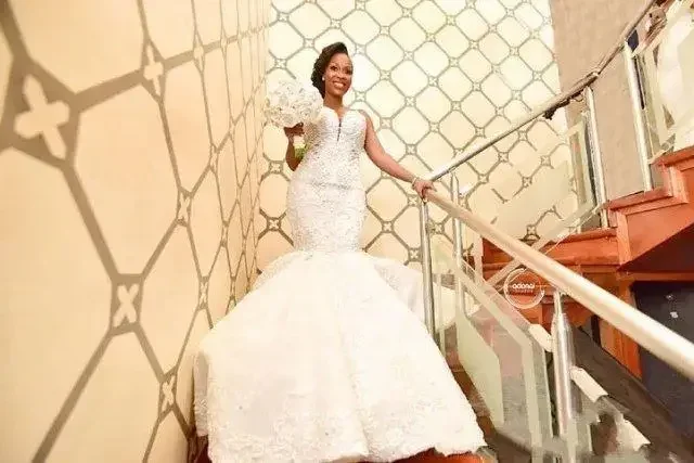 Maßgeschneidertes Meerjungfrau-Hochzeitskleid mit Spitze und Applikationen, Spaghetti, schwarzes Mädchenmantel, Übergröße, Sweep-Zug, Brautkleid nach Maß