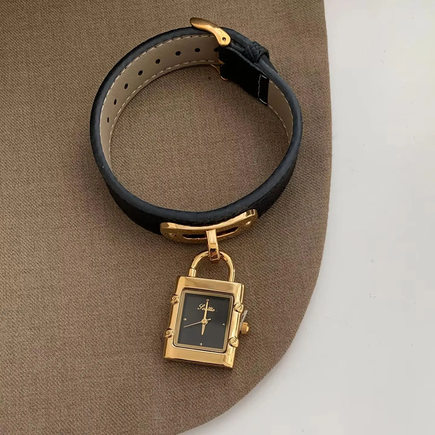 orologio-da-donna-con-cinturino-in-pelle-vintage-quadrante-con-chiusura-a-lucchetto-nero-e-oro-design-pendente-orologio-da-polso-al-quarzo-regalo-di-lusso-e-moda-premium-per-signore