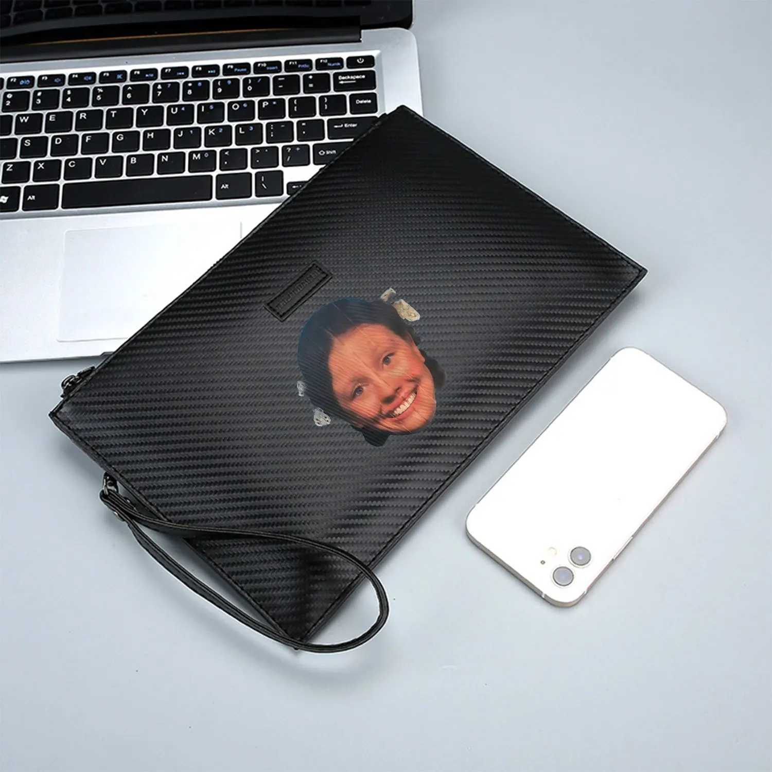 Cara de persona sonriente feliz con pelo Bolso de hombre de PU estampado elegante, moderno y práctico para llevar todos los días