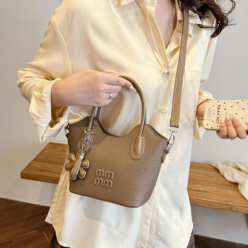 حقيبة ساعي كلاسيكية أنيقة وبسيطة للنساء مع لون سادة فريد من نوعه وإكسسوارات عصرية من الجلد #4