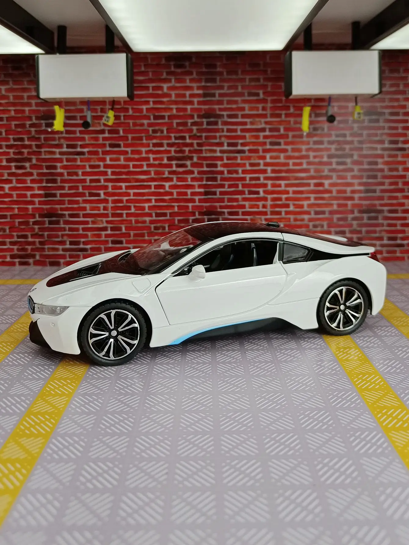 

Модель автомобиля из сплава 1:22 I8. Двери, капот и багажник можно открыть имеет имитирующие функции звука и освещения, богатые детали.