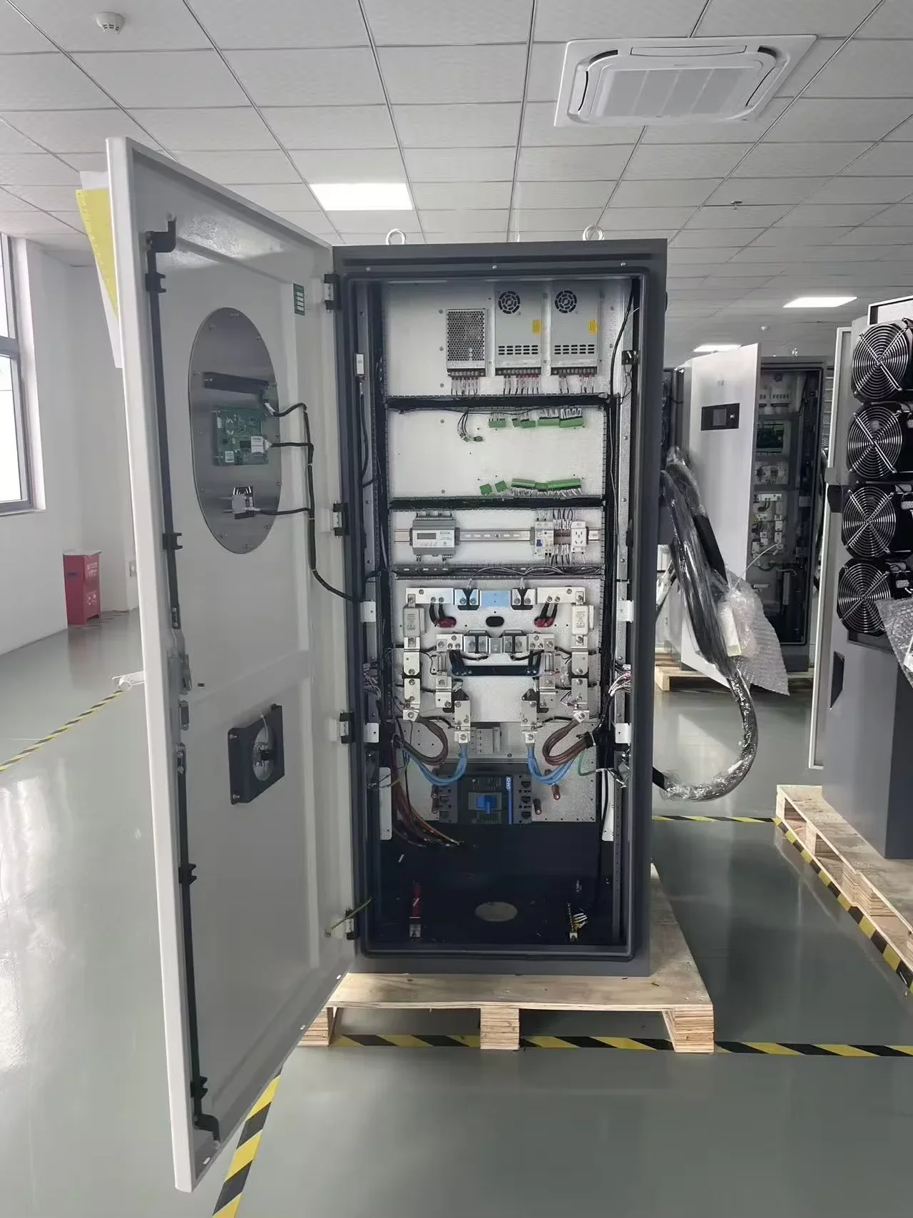 YIYUE New Customizable High-Power Dual G-u-n  100kW DC Output CCS2 Interface 380V Input Charging Station Model YY-DC380-2