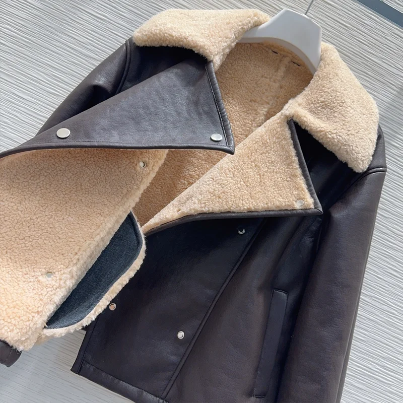 Cappotto in pelle monopezzo in pelliccia da donna di alta qualità con bottoni doppiopetto e colletto piatto per capispalla invernale 251206154