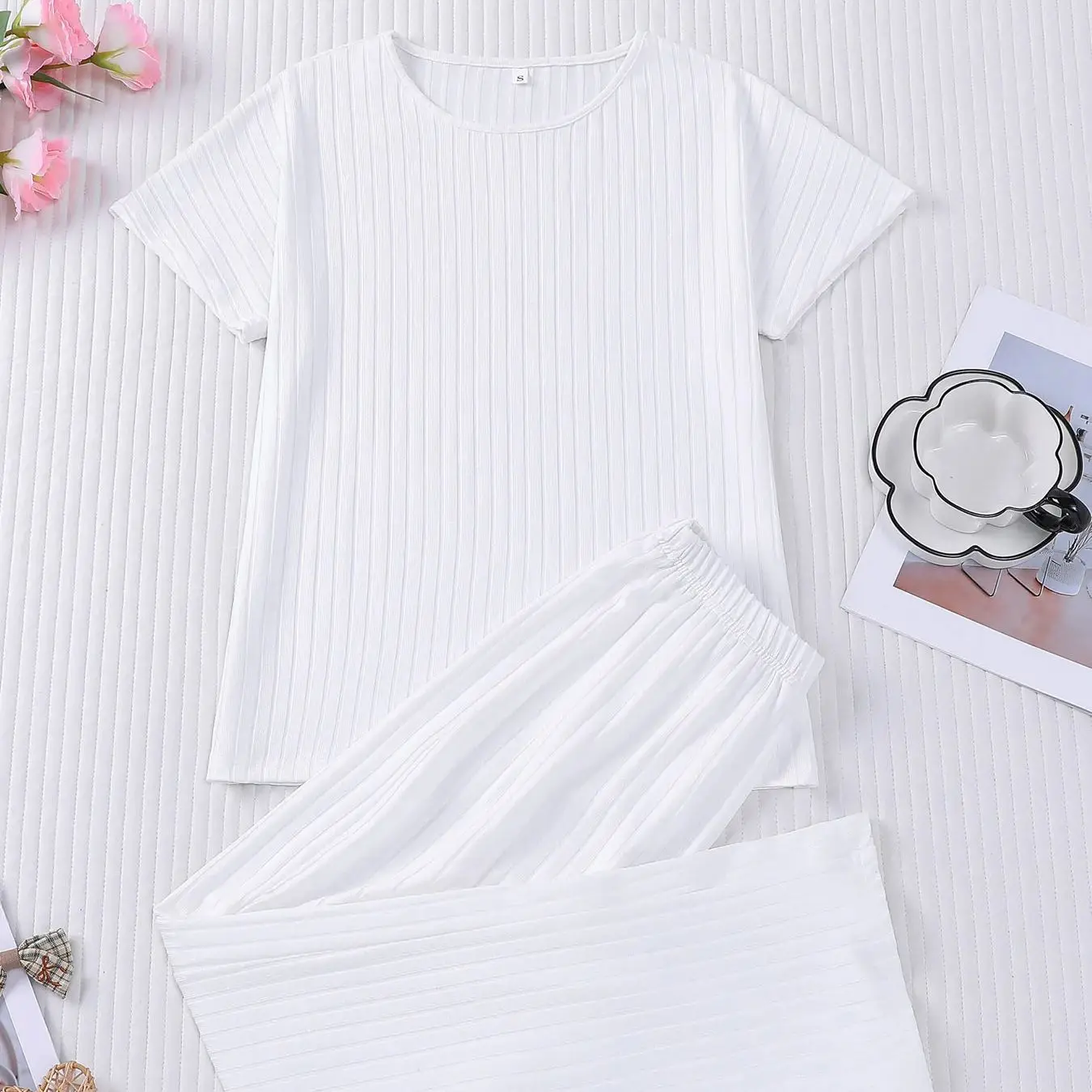 

Simple white striped short sleeved pants sleepwear for women's summer, skin friendly, breathable round neck home suit set