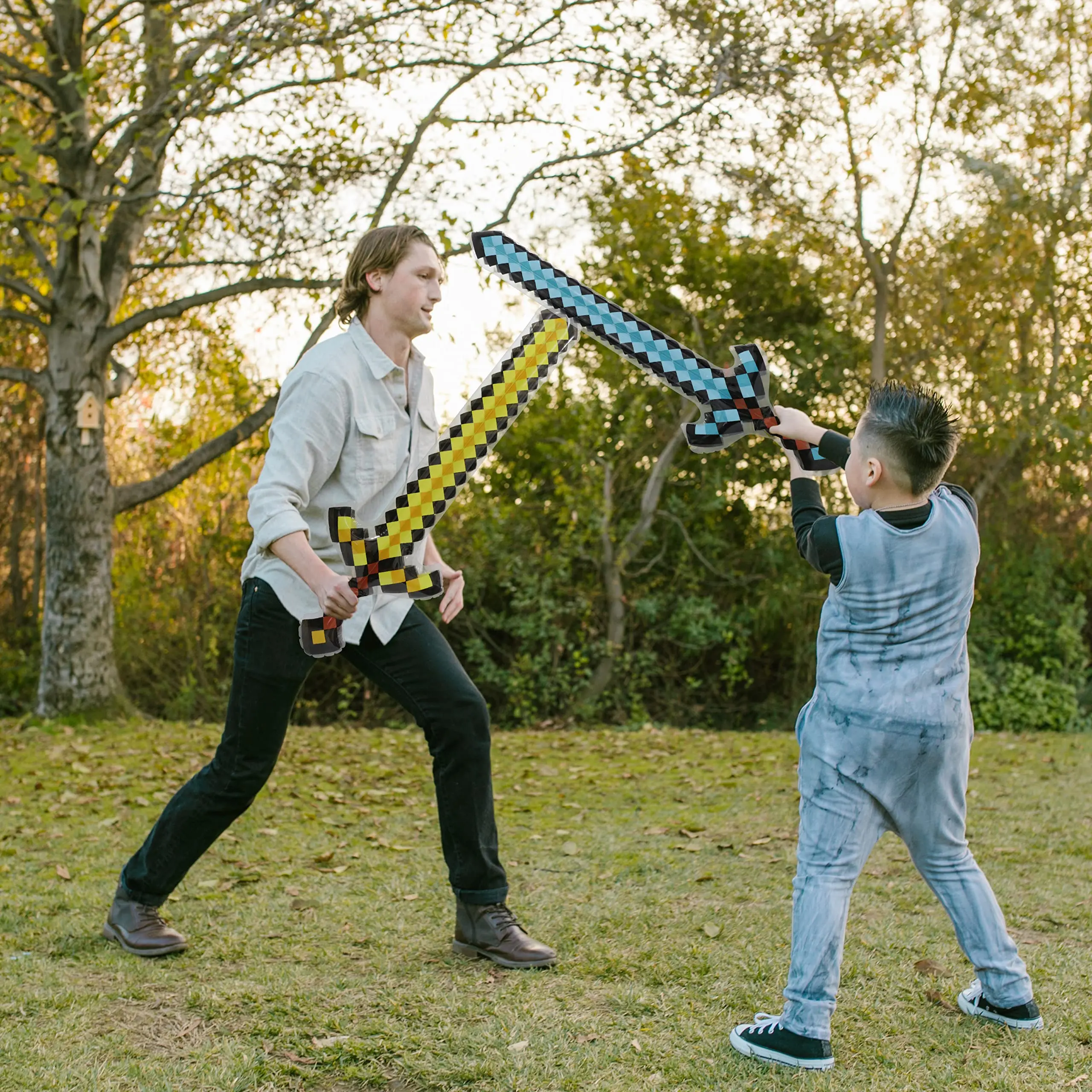 12 Niebieskich Dmuchanych Pikselowych Diamentowych Mieczy, Zabawki Broń do Gry w Basenie z Łatkami Naprawczymi na Karnawał Halloween Urodziny Cosplay