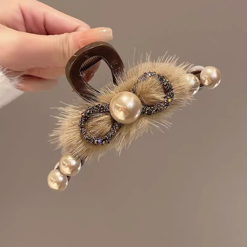 Luxuriöse Haarspange aus Kunstvelours mit Perlenverzierung – Alltagstaugliches, vielseitiges und stilvolles Retro-Haaraccessoire – Detail 5