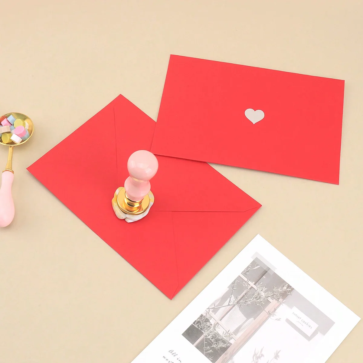 4pcs/set red cover envelopes for holiday greetings and party invitations (with heart pattern on the back) holiday decoration