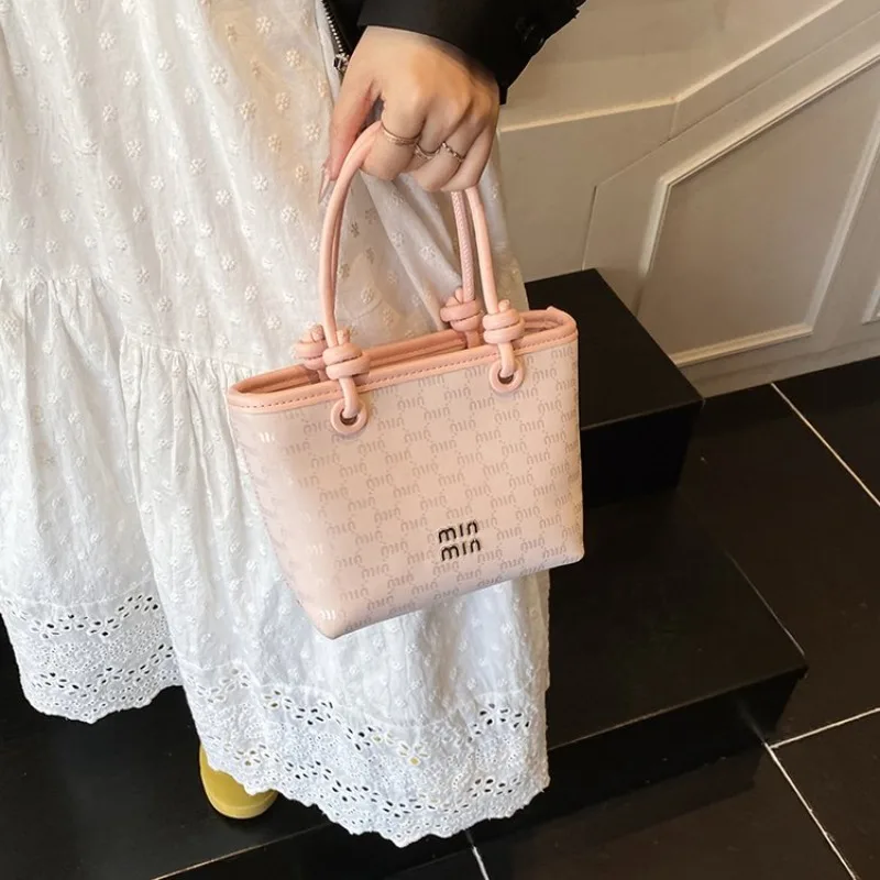 

Classic Shoulder Bag For Women A Reliable And Stylish Choice That Never Disappoints