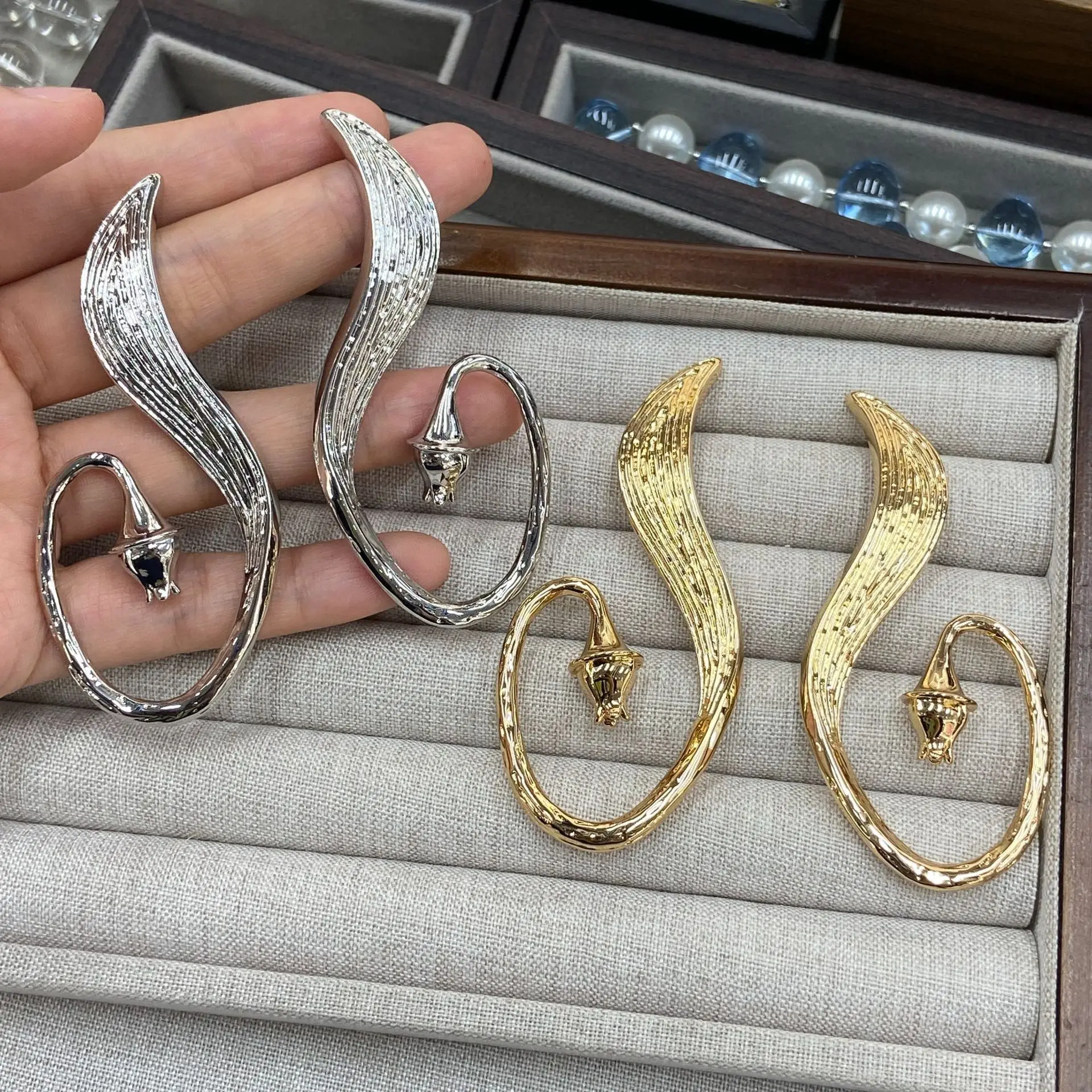Abstract Curved Textured Metal Drop Earrings Irregular Wavy Long Dangle Earrings Vintage Statement Earrings for Women Jewelry