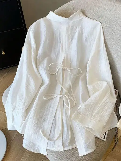 

Осенняя темпераментная однотонная креповая рубашка с длинными рукавами и лацканами, жаккардовое украшение на пуговицах, рубашка с завязками на спине