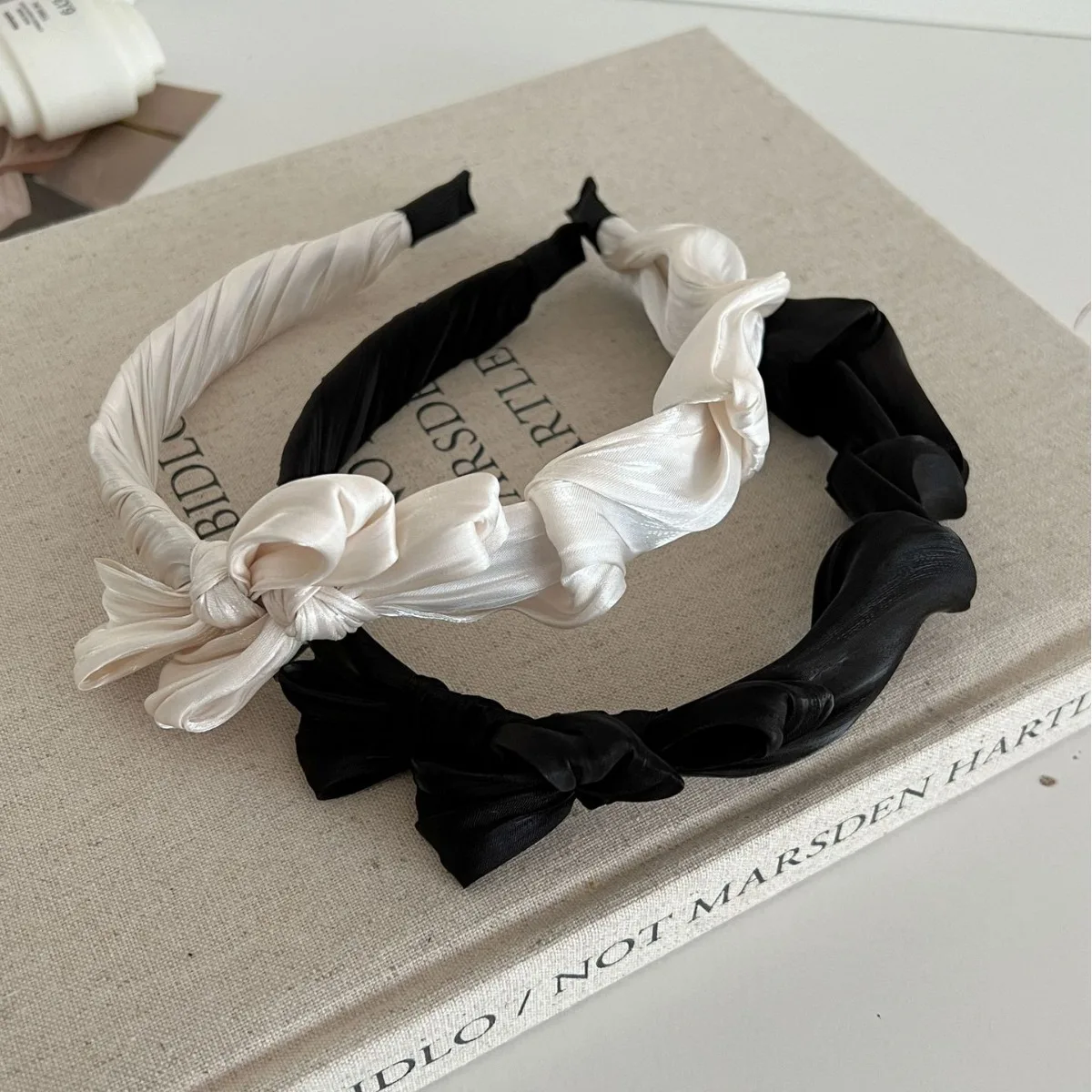 

Гладкая плиссированная повязка на голову с бантом из французского жемчужного шелка, новая модная повязка на голову для мытья лица и давления волос