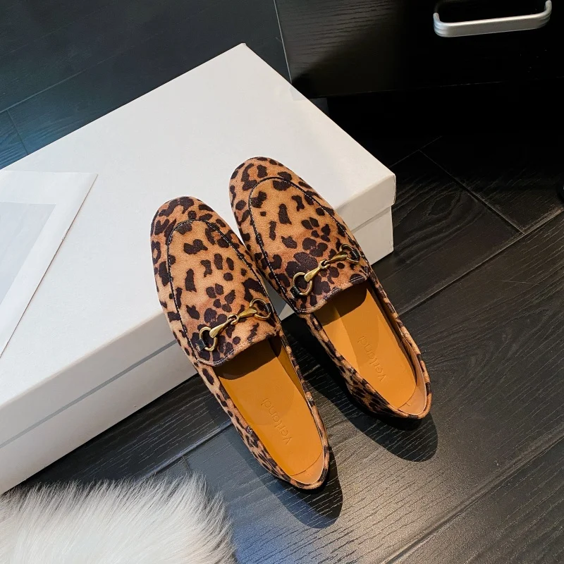 

Модная женская повседневная обувь с леопардовым принтом и круглой головкой на плоской подошве с металлической пряжкой, уличные лоферы на толстом каблуке, модельные туфли без шнуровки